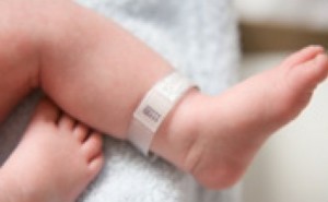 Vereadores de SP aprovam pulseira eletrônica para identificar bebês nas maternidades